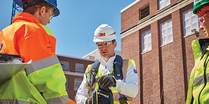 3M specialist answer a question
