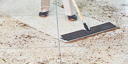 3M easy trap dusting tool in use
